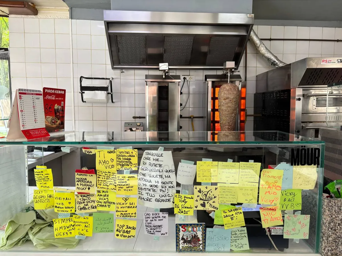 Il bancone del locale coperto di biglietti con i commenti dei clienti