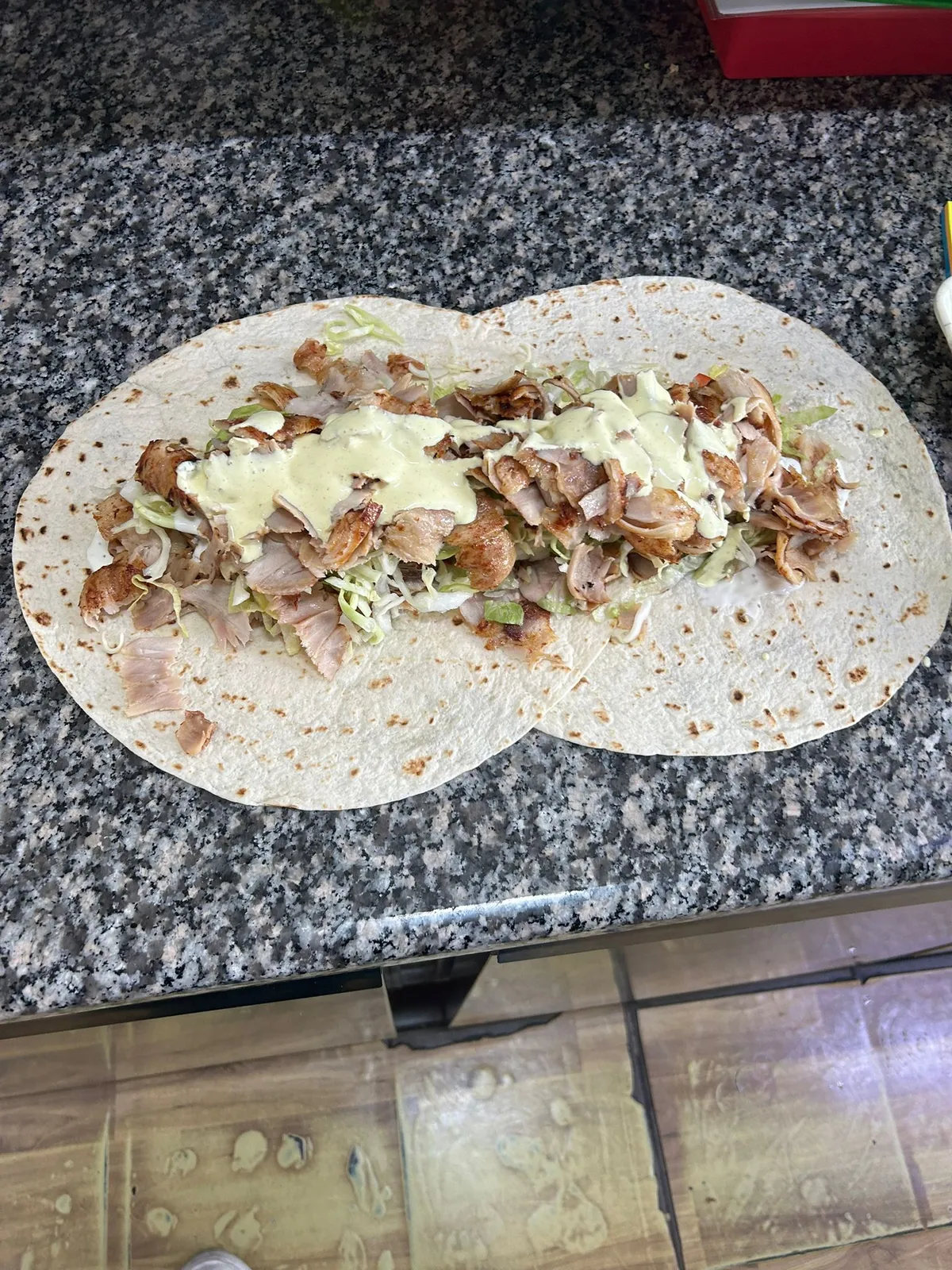 Piadina aperta farcita con carne di kebab e salsa