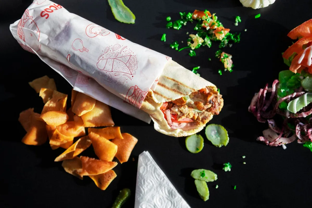 Piadina kebab arrotolata con patatine e verdure